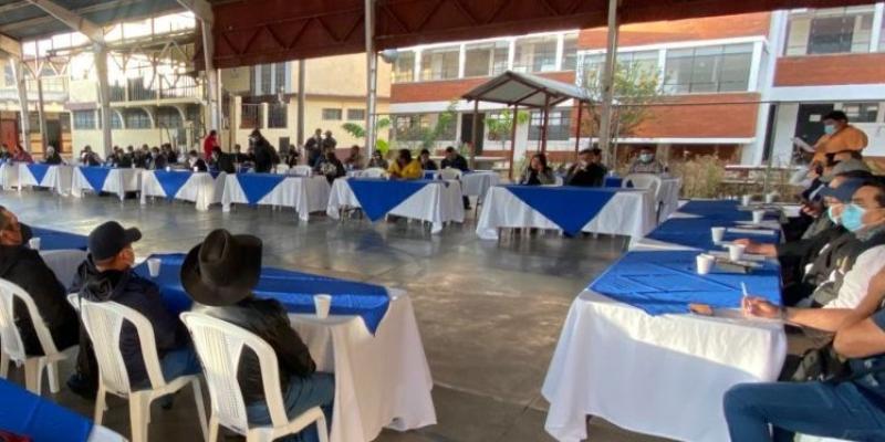 Personal de Fodes en reunión con autoridades de Chimaltenango