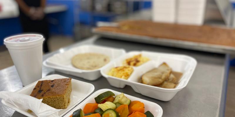 Alimentos servidos a migrantes retornados a través de Comedor Social