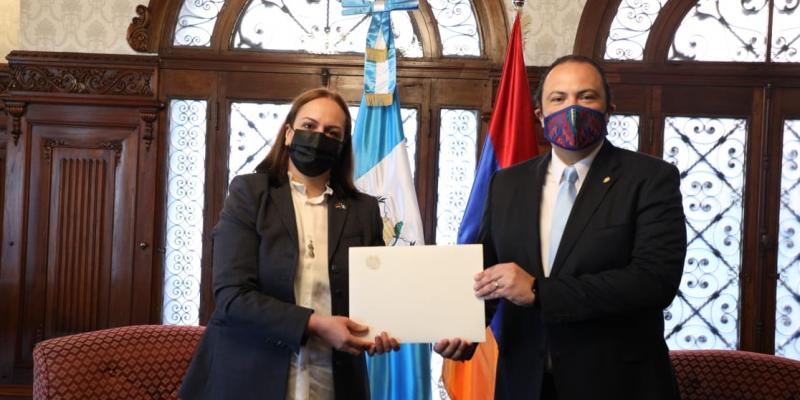 Embajadora de Armenia presenta Copias de Estilo al canciller de Guatemala 