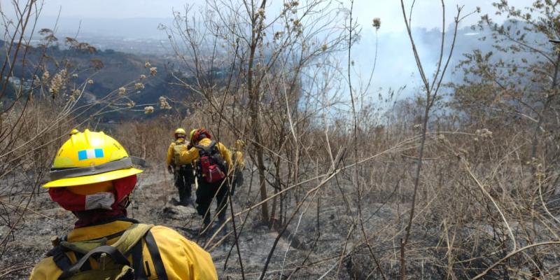 BRIF/GUA de la CONRED se moviliza a un incendio forestal reportado en el departamento de Guatemala.