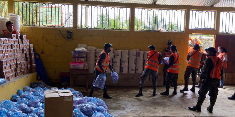 Entrega de ayuda humanitaria a las familias afectadas por inundaciones registradas en la aldea Arapahoe, Morales, Izabal.