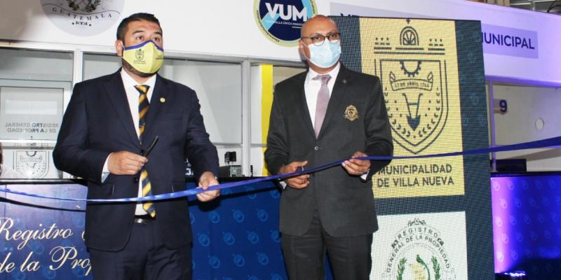 Autoridades del Registro General de la Propiedad y de la Municipalidad de Villa Nueva, durante el corte de cinta