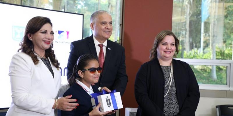 Israel dona dispositivo de asistencia visual a niña guatemalteca