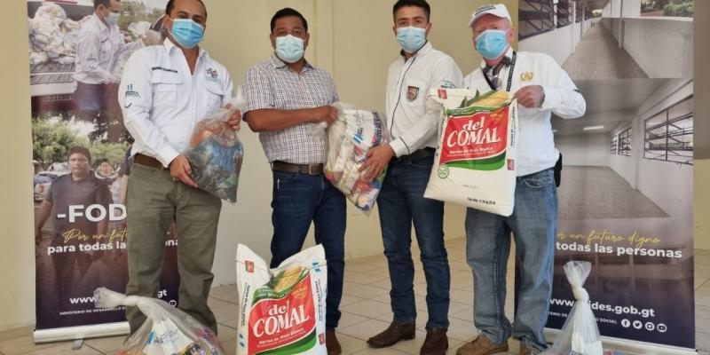 Personal de Fodes entrega dotación de alimentos en Petén