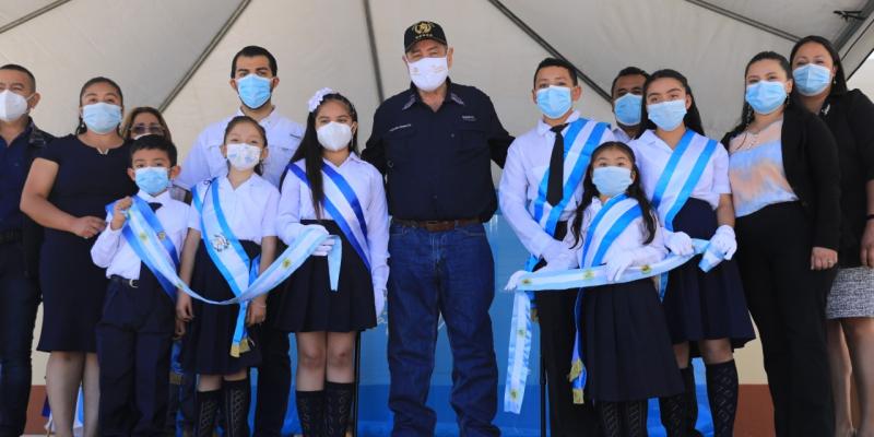 Presidente Alejandro Giammattei inaugura escuela 