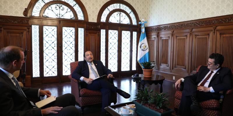 Canciller Mario Búcaro conversa sobre oportunidades de inversión en Guatemala con directivos de revista LatAm Investor
