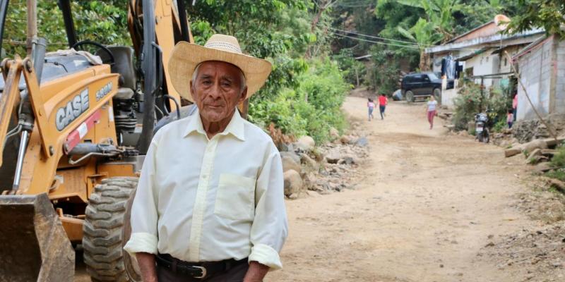 Fodes mejora camino en Santa Rosa