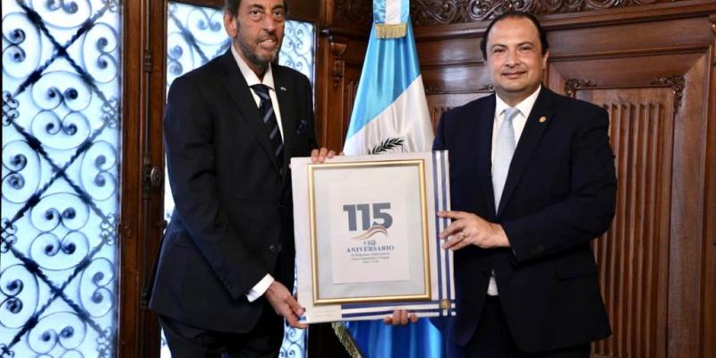 Canciller de Guatemala y embajador de Uruguay abordan temas de agenda bilateral 