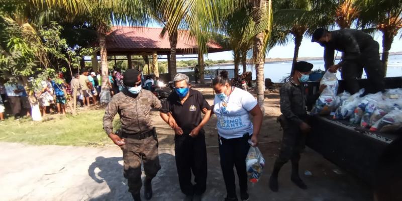 Brigada de Paracaidistas apoya entrega de víveres para personas de escasos recursos en Escuintla