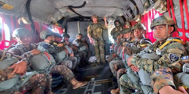 Ejército de Guatemala realiza salto de paracaidismo multinacional junto a soldados de El Salvador y Estados Unidos