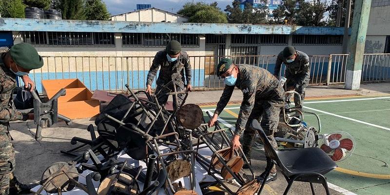 Ejército de Guatemala apoya retiro de bienes inservibles en establecimientos educativos públicos del país