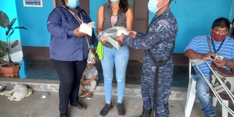 Comando Naval del Pacífico apoya entrega de víveres para personas de escasos recursos en Escuintla