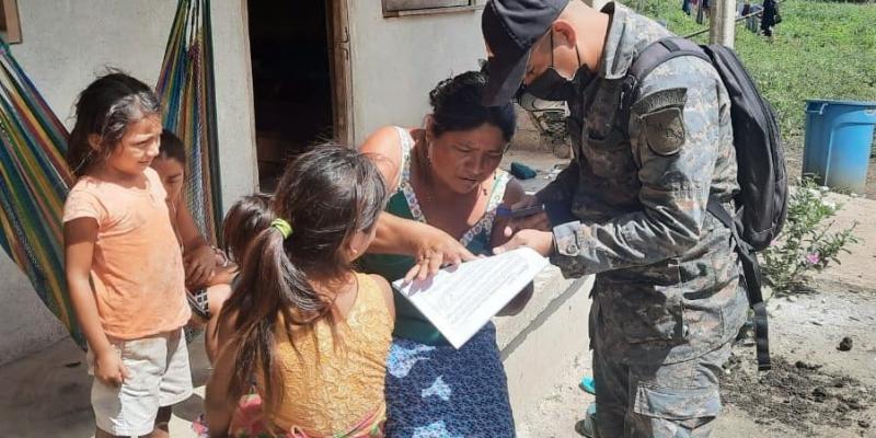 Ejército de Guatemala efectuó vacunación móvil en aldeas de Petén y Quiché