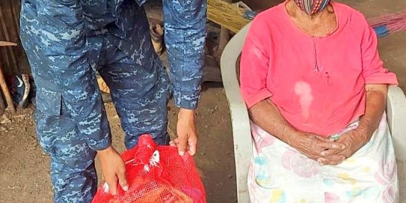 Brigada de Infantería de Marina apoyó entrega de víveres a adultos mayores de El Estor, Izabal