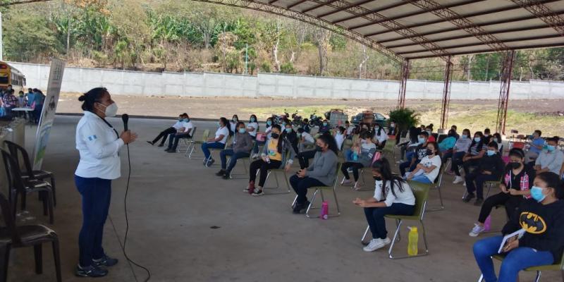 Cien estudiantes de Cuilapa se forman como Guardianes Ecológicos