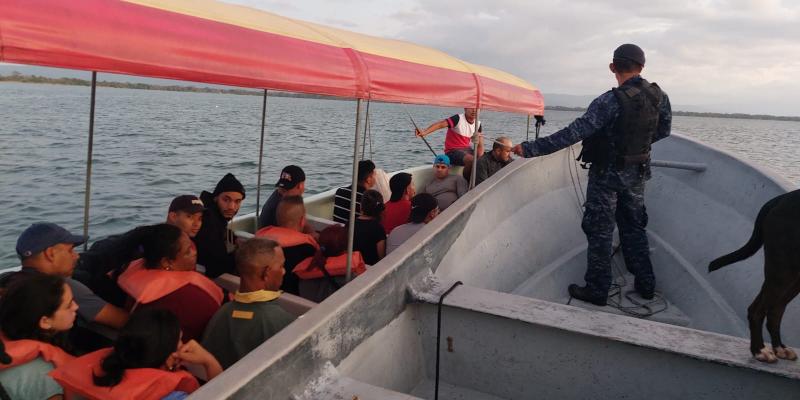 Brigada de Infantería de Marina interceptó embarcaciones con ciudadanos indocumentados en aguas del Caribe guatemalteco