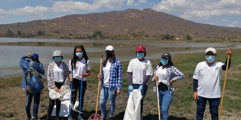 Limpian la Laguna Atescatempa en el Día Mundial del Agua