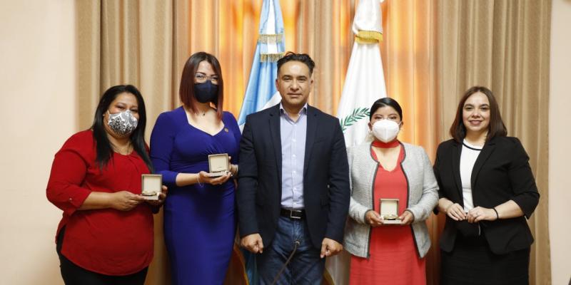 Ministro Mario Rojas reconoce a mujeres destacadas del Ministerio de Ambiente
