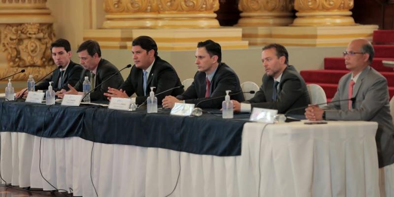 El Ministro de Economía, Janio Rosales (tercero de Izq. a Der), preside la confeencia de prensa con autoridades del sector privado y embajadores de España y la India.