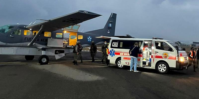 Fuerza Aérea Guatemalteca apoyó traslado aeromédico de bomberos heridos en incendio forestal