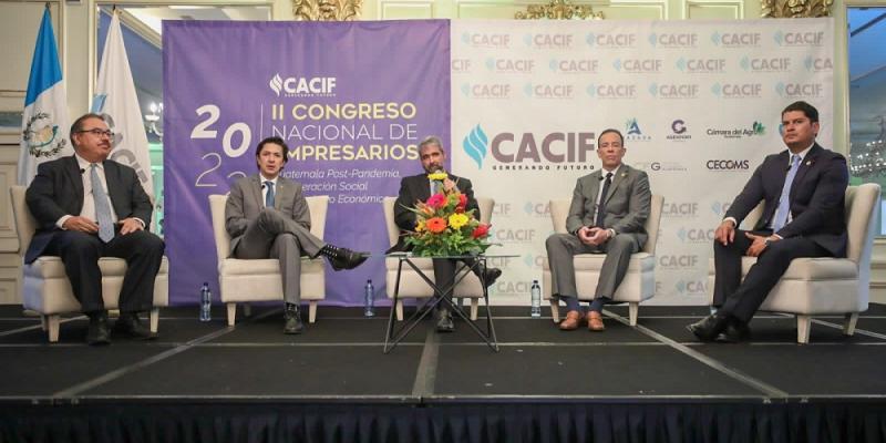 El ministro de Economía, Janio Rosales (primero de Der. a Izq.)