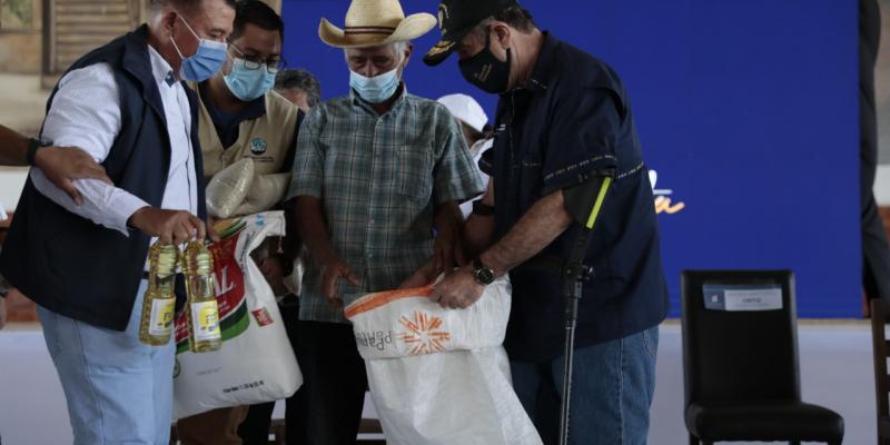Más de mil familias en Zacapa reciben raciones de alimentos 