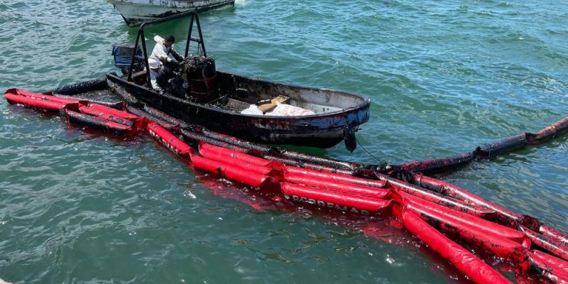 MARN inspecciona fuga de combustible en el Puerto Santo Tomás de Castilla