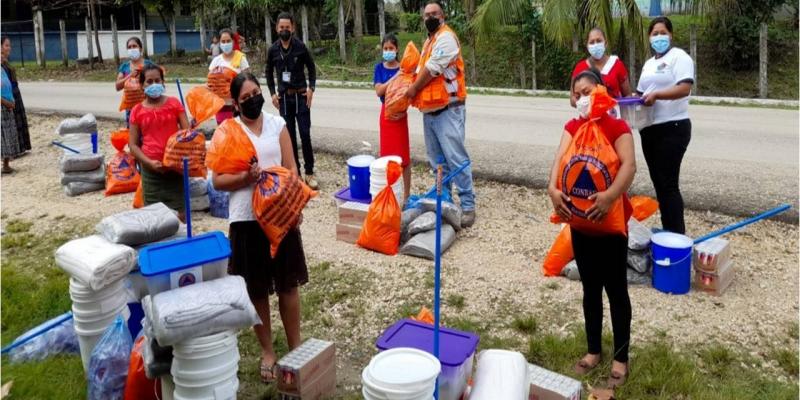 Entrega de ayuda humanitaria a familias afectadas por inundaciones registradas en el departamento de Petén. Fotografía del 15 de febrero de 2022.