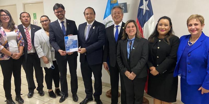 Canciller Mario Bucaro junto a los diplomáticos que representan a Guatala en Chile. 