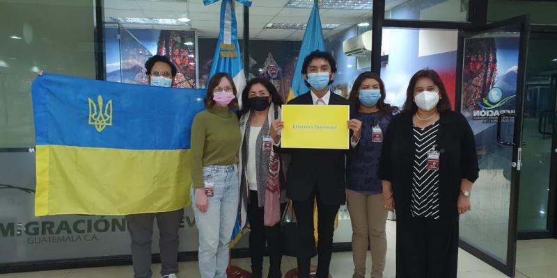 Autoridades de la Dirección General Asuntos Consulares y Migratorios de la Cancillería de Guatemala en el recibimiento de los 12 ciudadanos ucranianos