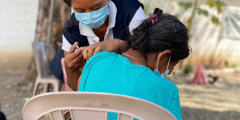 Usuaria de Comedor Social durante vacunación contra COVID-19