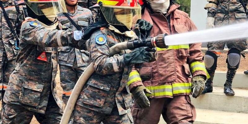 Entrenamiento especializado en incendios estructurales.