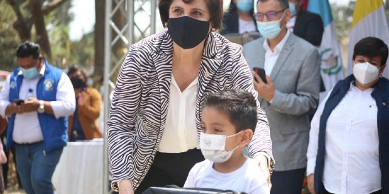 Embajada de Turquía en Guatemala dona kits escolares a niños de San Juan Sacatepéquez 