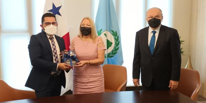 Embajada de Guatemala entrega copias de la Constitución Política de la República a biblioteca del PARLATINO