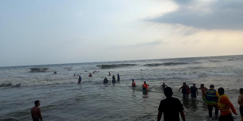 Rescate a tripulantes de embarcación que volcó, en San Marcos