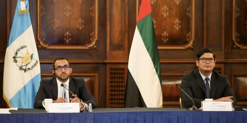 El Jeque Fahim Bin Sultan Bin Khalid Al Qasimi y el ministro Rosales, presidieron la reunión en el palacio Nacional de la Cultura.