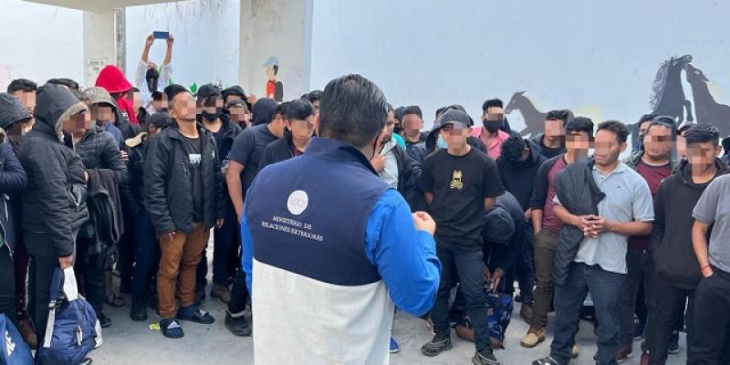 Rescatan a 127 migrantes guatemaltecos hacinados en un tráiler en San Luis Potosí, México 