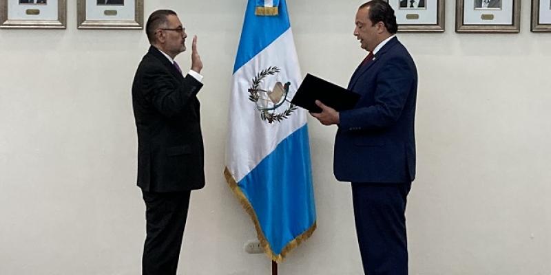 Canciller Mario Búcaro juramenta a Geovanni René Castillo Polanco como nuevo viceministro de Relaciones Exteriores 
