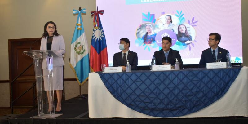 Secretaria Keila Gramajo Vilchez, titular de SEGEPLAN en firma de convenio proyecto CANAC