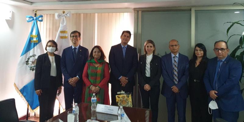 El ministro de economía, Dr. Janio Rosales (cuarto de Izq. a Der.) presidió la reunión.