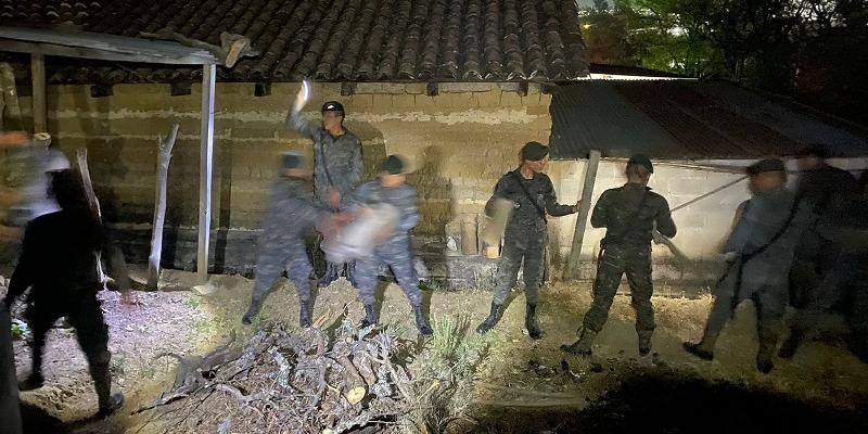 Ejército de Guatemala apoyó evacuación preventiva de familias por incendio forestal en Huehuetenango