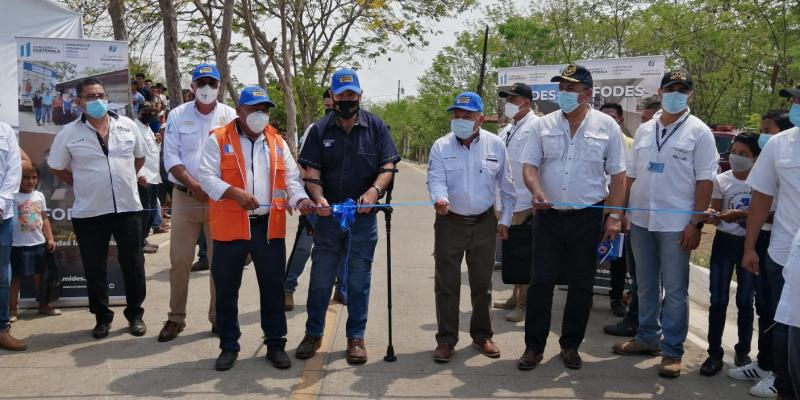 Presidente y ministro de Desarrollo inauguran mejoramiento de camino rural en Champerico, Retalhuleu