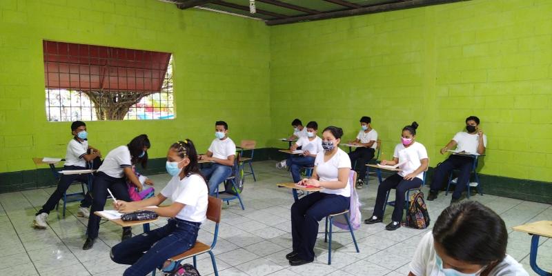 Comando Naval del Caribe reparó mobiliario en apoyo a Instituto Básico por Cooperativa de Puerto Barrios