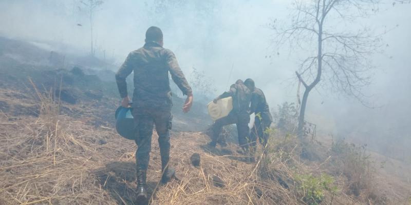 Ejército de Guatemala apoyó combate de incendio forestal en Pasaco, Jutiapa