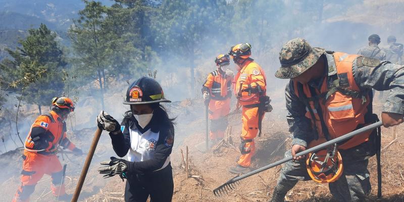 Ejército de Guatemala apoyó combate de incendios forestales en cinco departamentos del país