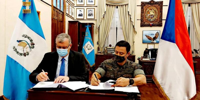 Ministerios de la Defensa de Guatemala y la República Checa suscriben Memorándum de Entendimiento para fortalecer capacidades de defensa