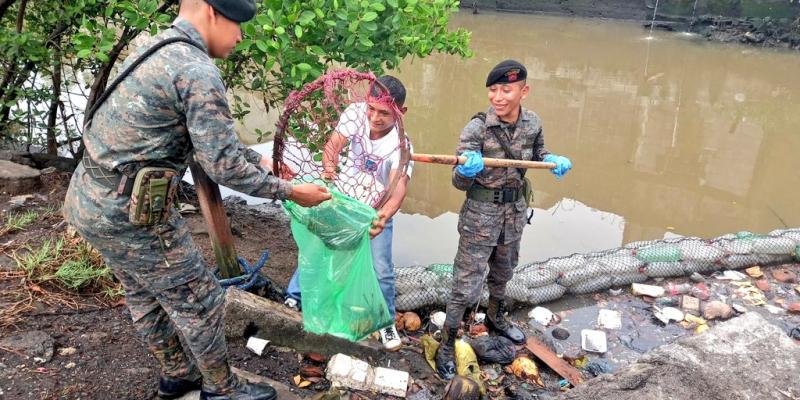 Ejército de Guatemala en apoyo interinstitucional realiza limpieza de biobarda