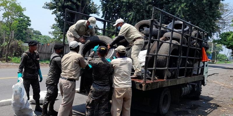 Ejército de Guatemala apoya tareas de deschatarrización en Masagua.