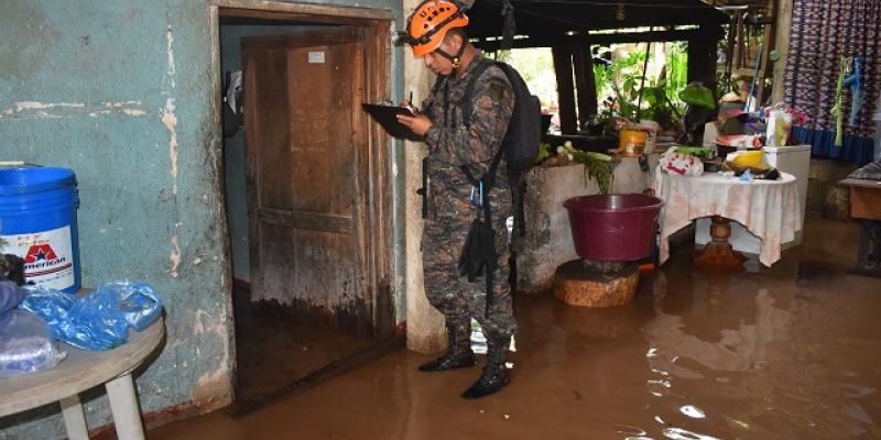 Las intensas lluvias en el sur del país, favorecen el riesgo de desastre por inundaciones, afectando cultivos, viviendas y rutas de acceso, especialmente en los departamentos de Suchitepéquez y Retalhuleu.   Como parte de las acciones para prevenir y mitigar situaciones que pudieran afectar a la población en esas zonas, el Ejército de Guatemala, a través de la Cuarta Brigada de Infantería “General Justo Rufino Barrios”, con sede en el departamento de Suchitepéquez, en coordinación con la Coordinadora Nacion