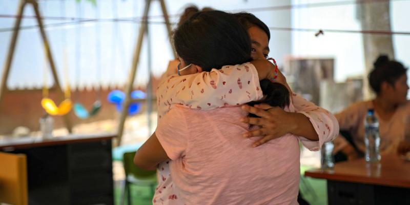 Las jóvenes reciben atención emocional